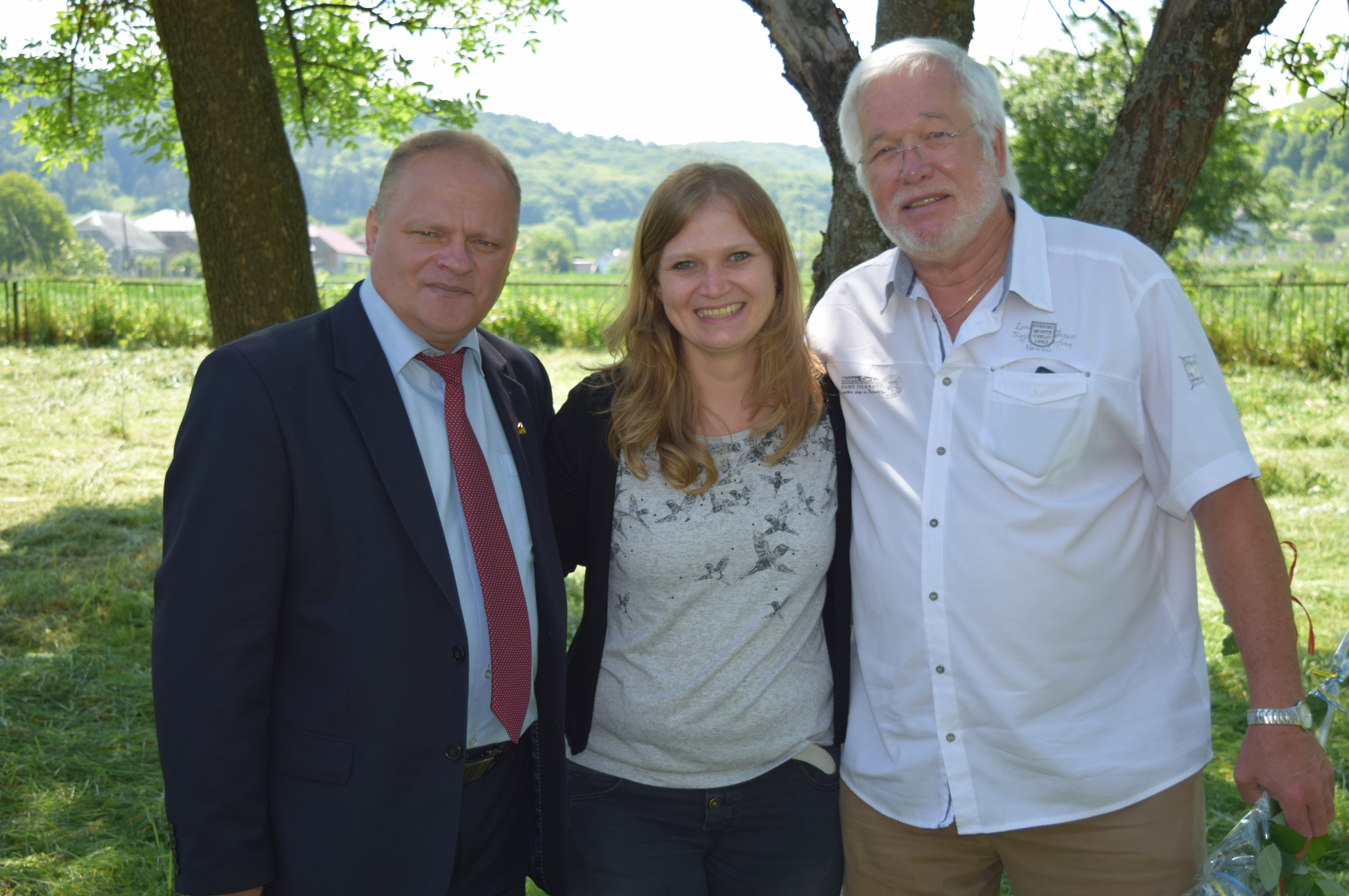 Gruppenfoto mit Klassenlehrerin Meike Wetterich, Ehrenbürger Wolfgang Hoffmann und Dolmetscher Roman Prippin.