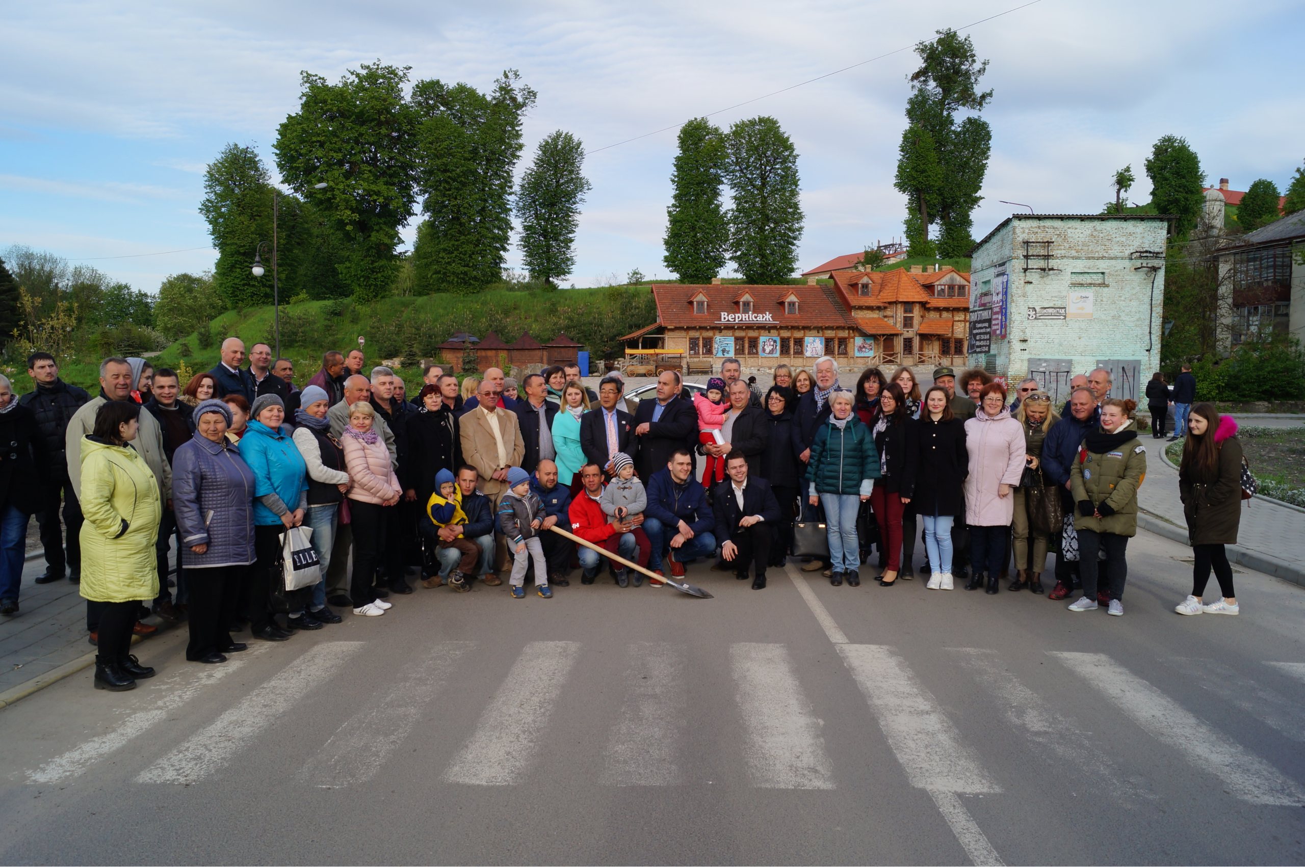Gruppenfoto mit japanischer Delegation, Schöninger Delegation und Freunde aus Solotschiw.