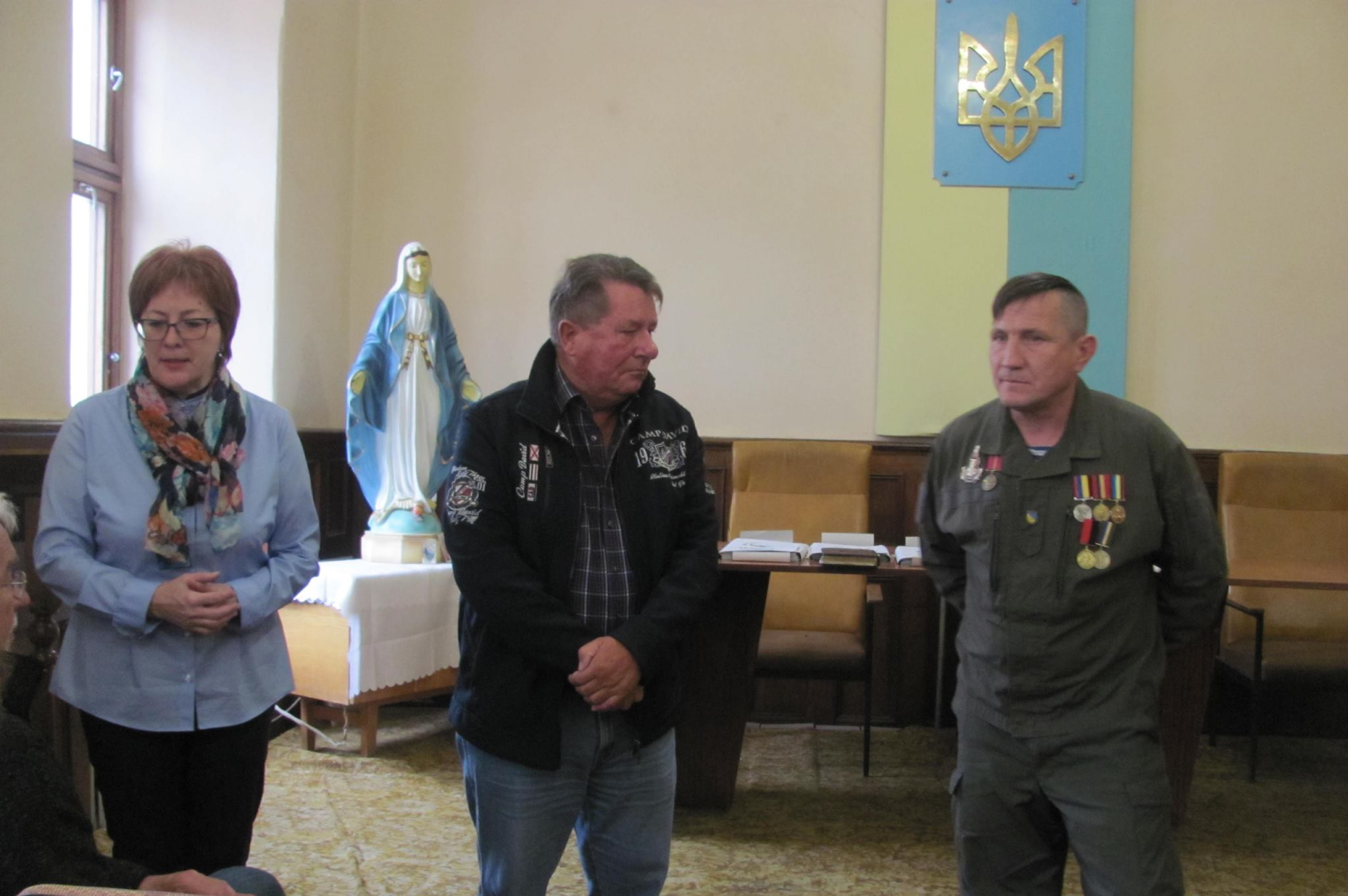 Treffen im Rathaus Solotschiw Kommandeur in der Ost-Ukraine, Peter Voss und Dollmetscherin Luba.